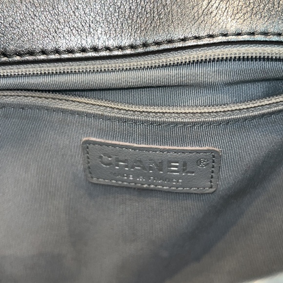 CHANEL Boy Bag (Medium) Perforated Dark Silver Leather - Picture 3 of 6